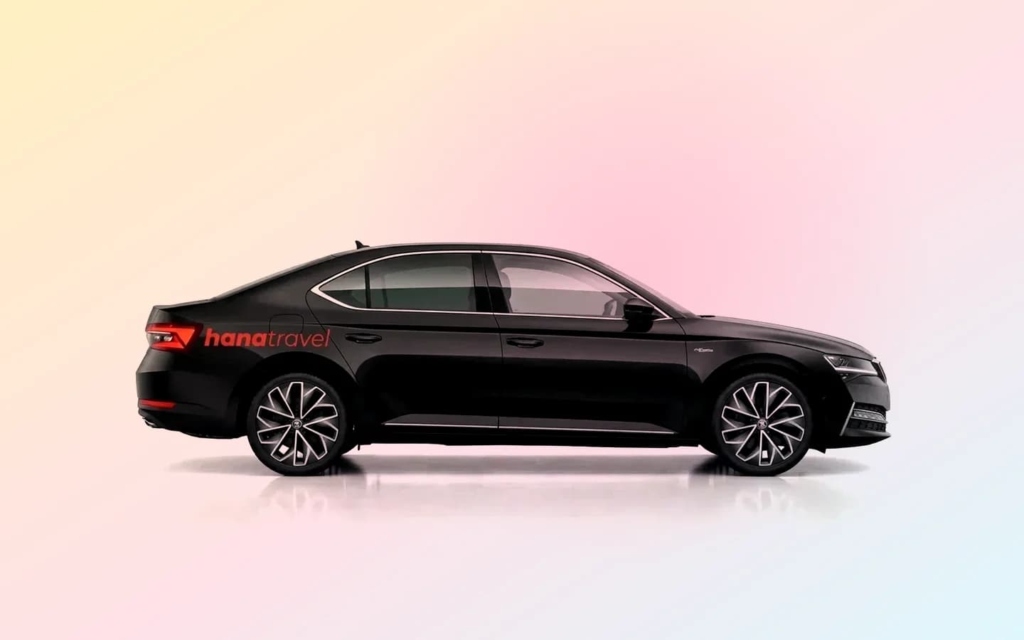 Vue de profil en studio d'une Skoda Superb et Ford Focus noires sur fond blanc.