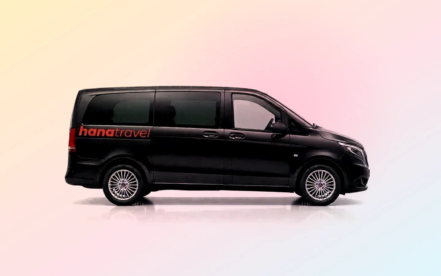 Un Mercedes-Benz Vito noir pour les transferts d'aéroport, vu de côté sur fond blanc.