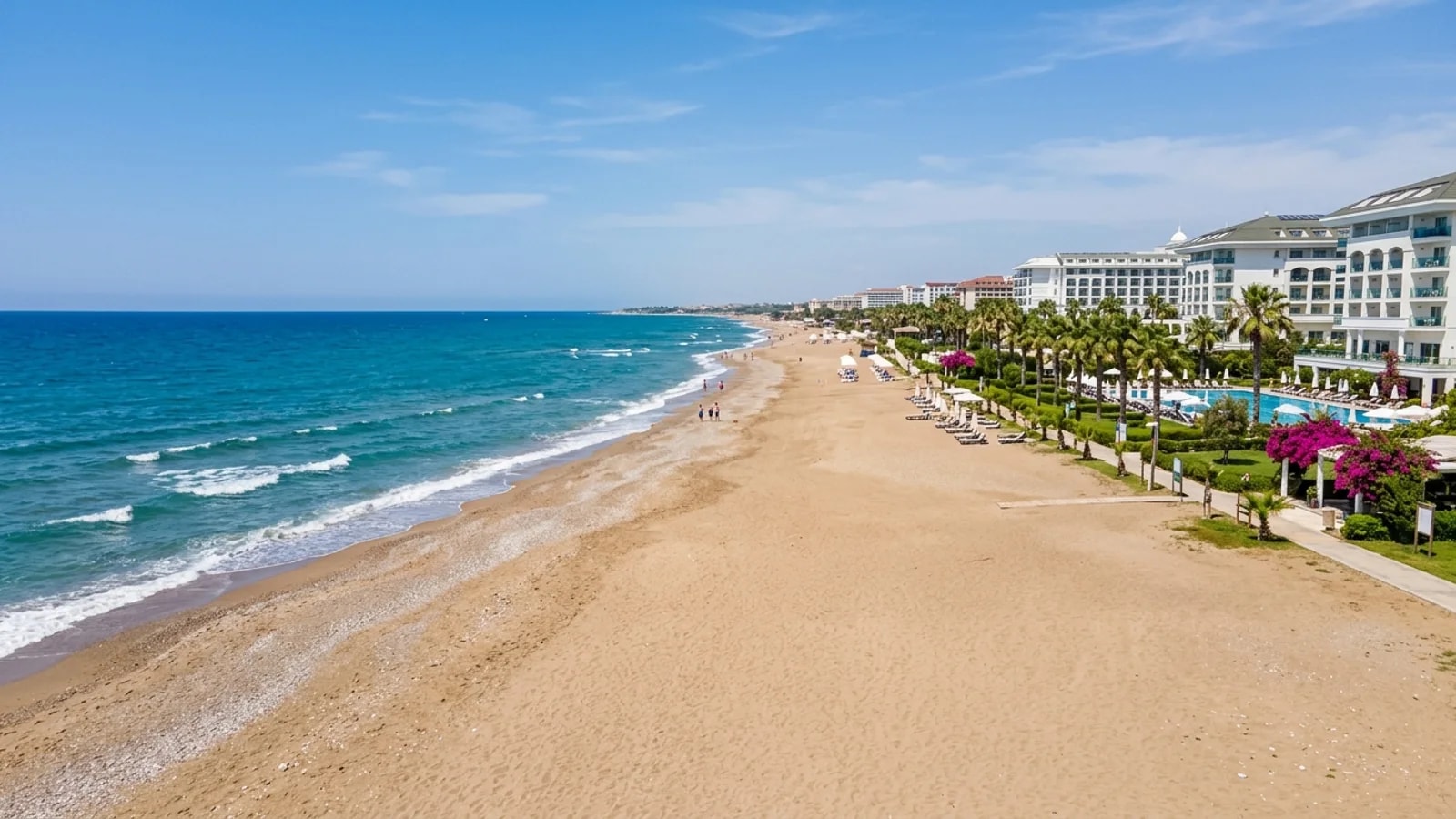 Plage et hôtels à Kızılağaç Longue plage dorée à Kızılağaç bordée de grands complexes hôteliers blancs et d'une mer bleue.